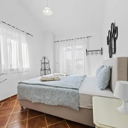 Paradis Ana Villa *